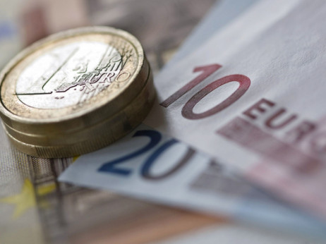 Evru preti tmurno leto nakon najgoreg početka godine od 2015.