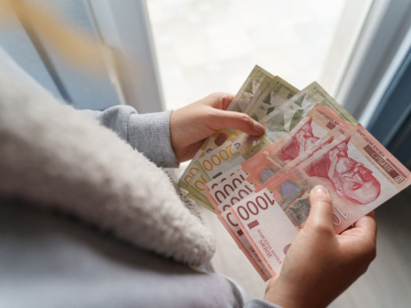 Prosečna zarada rasla, i dalje nedovoljna za potrošačku korpu