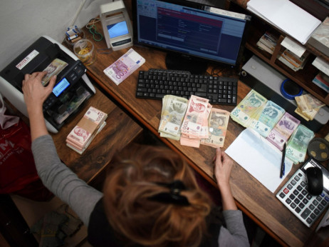 Evro u brzoj traci prestiže dolar koji sve više gubi na popularnosti