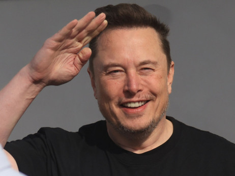Musk bez podrške akcionara Tesle pada na osmo mesto najbogatijih