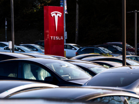 Tesla ulepšala zaradu na Wall Streetu izbacivanjem kripto-gubitka